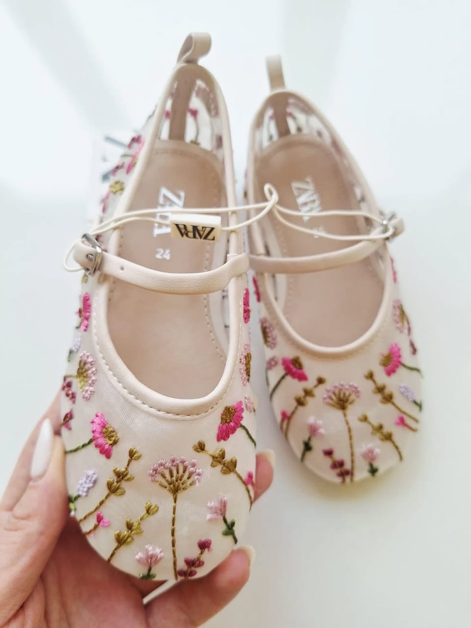 Embroidered girls shoes