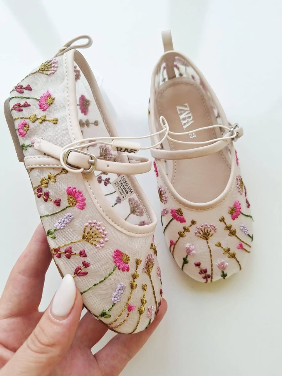 Embroidered girls shoes