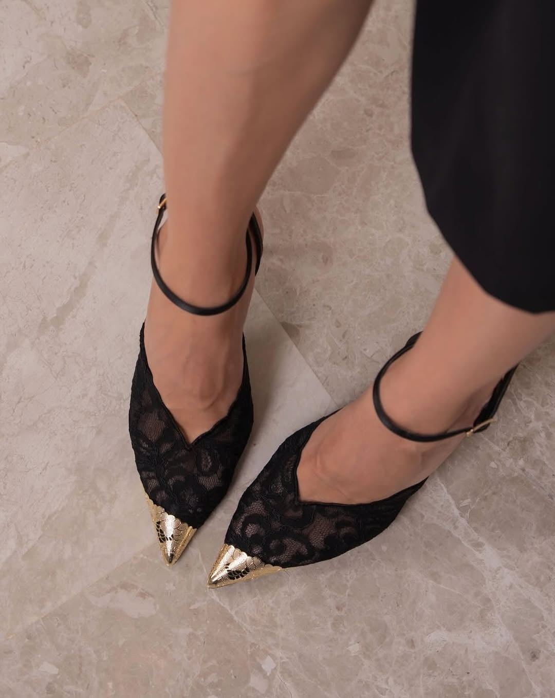 Embroidery heel with golden toe (Black)