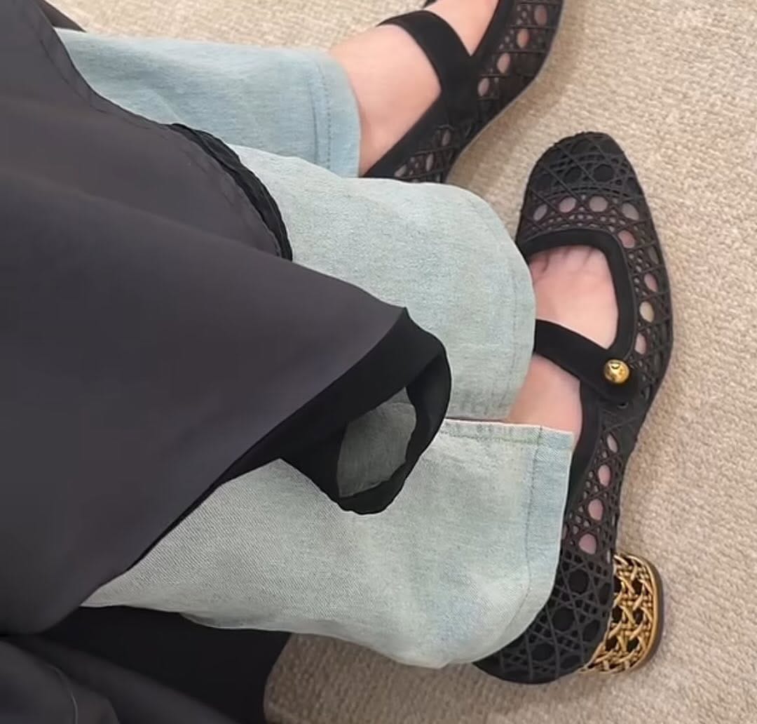 Golden icon pumps