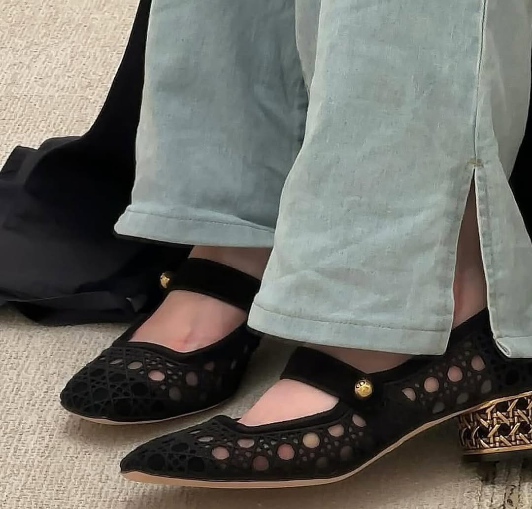 Golden icon pumps