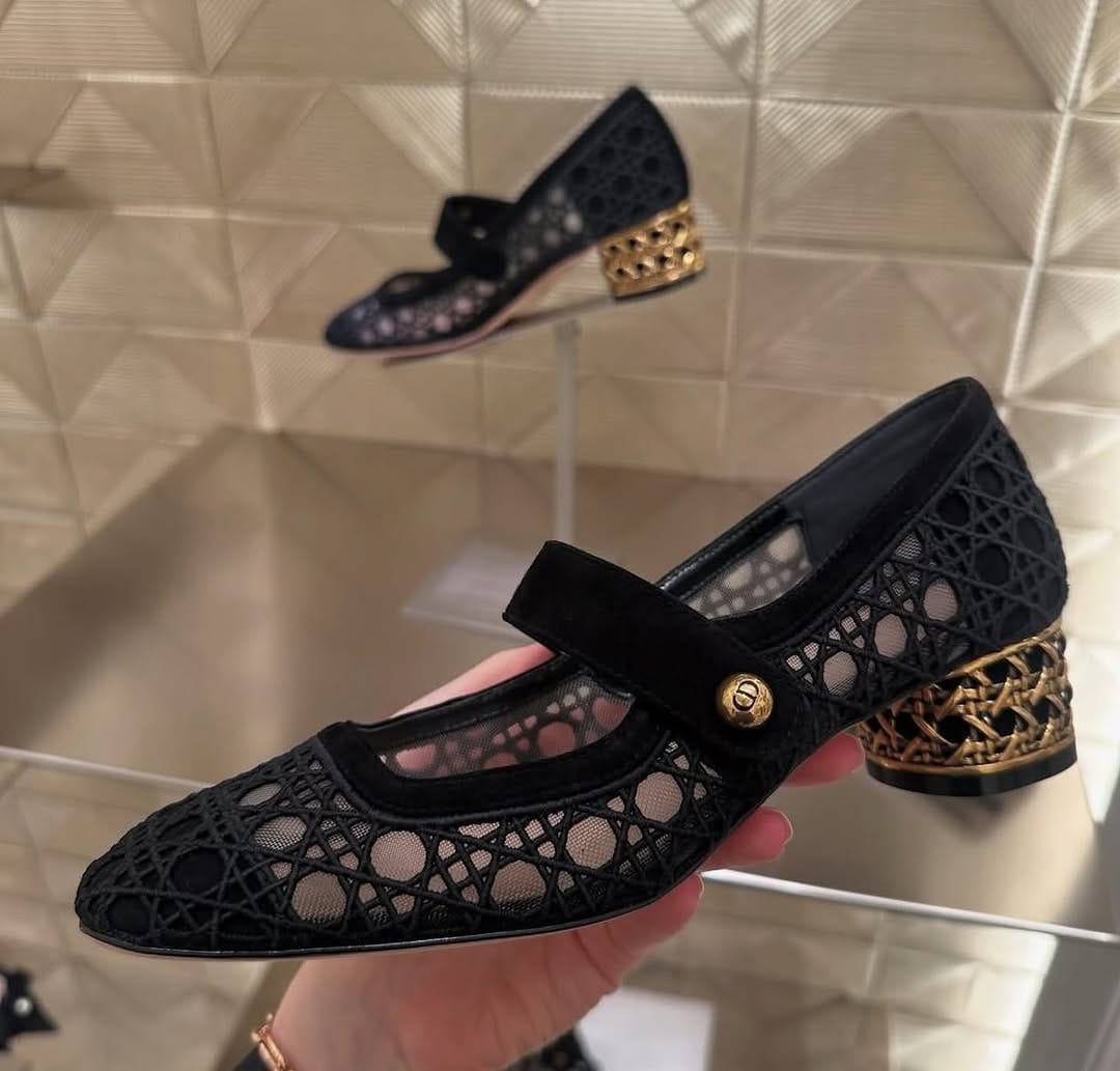 Golden icon pumps